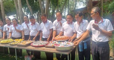 ถวายภัตตาหารเพล และน้ำปานะ แด่พระภิกษุสงฆ์และ สามเณร เทศบาลตำบลน้ำคำใหญ่ตามโครงการบรรพชาสามเณรภาคฤดูร้อนเฉลิมพระเกียรติคณะสงฆ์ภาค10